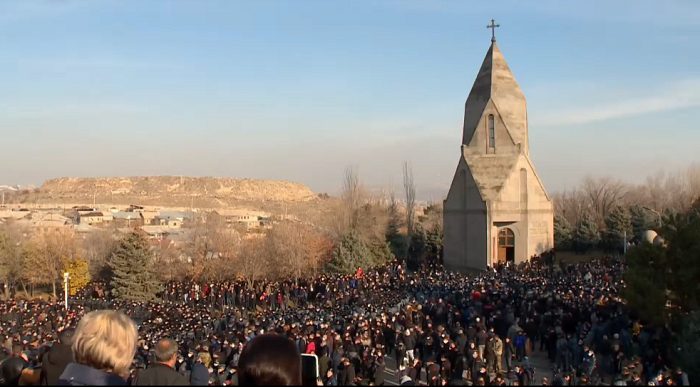 "Ովքե՞ր են երթը խոչընդոտողները, եթե զոհվածների շիրիմների մոտ հարազատները գրկախառնվում են վարչապետի հետ"