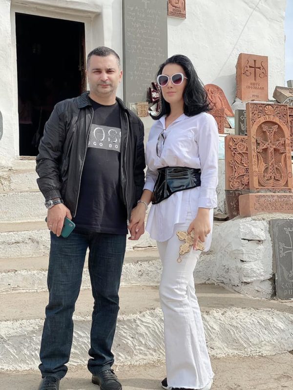 Երջանիկ եմ շատ, որ հենց դու ես իմ ամուսինը. Վիկ Դարչինյանի կինը շնորհավորել է նրան