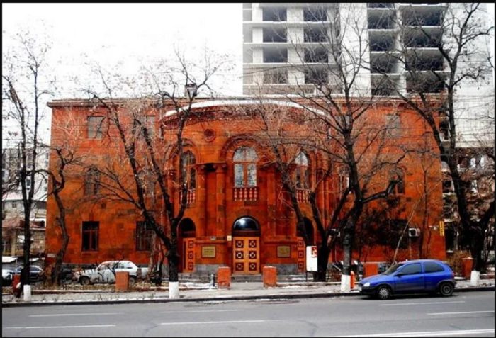 "Ես Գրողների Միության անդամ եմ ուղիղ քսան տարի եւ կառավարության ու վարչապետի հրաժարական չեմ պահանջում"