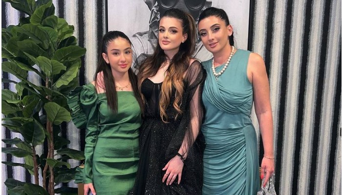 Մենչի հուզիչ հրապարակումը կնոջ և դստրերի մասին ու պարն ավագ աղջկա հետ․ տեսանյութ