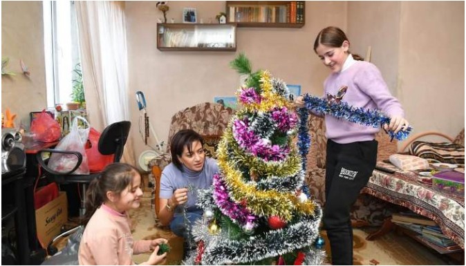 Ահա՝ առաջին տիկինն ինչպես է Ջերմուկի երեխաներին օգնում զարդարել տոնածառը