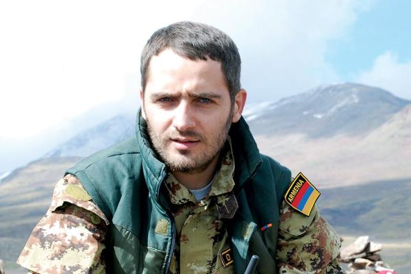 «Ծանոթացե՛ք Արցախի հերոս, անմահ զինվոր Մենուա Հովհաննիսյանի դուստրն է՝ Արինան։ Այսօր նա․․․»