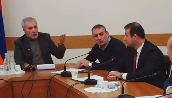 Նիստի ընթացքում կրքերը թեժացան և սկսվեց վեճ, որի ընթացքում․․․ տեսանյութ
