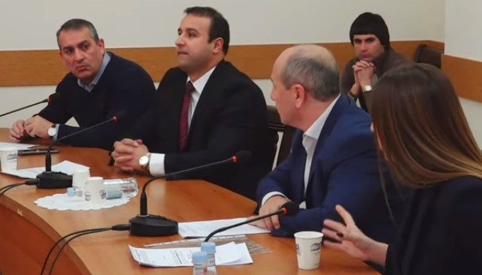 Նիստի ընթացքում կրքերը թեժացան և սկսվեց վեճ, որի ընթացքում․․․ տեսանյութ