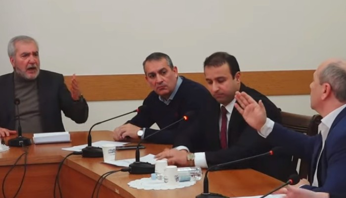 Նիստի ընթացքում կրքերը թեժացան և սկսվեց վեճ, որի ընթացքում․․․ տեսանյութ