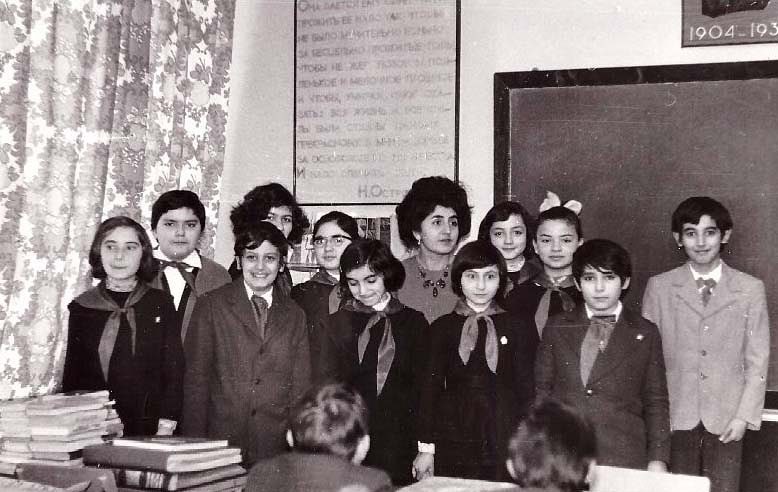  Սիլվա Կապուտիկյանը պիոներների հետ․ Առագաստ սրճարան, Պոպլավոկ -1981 թ․