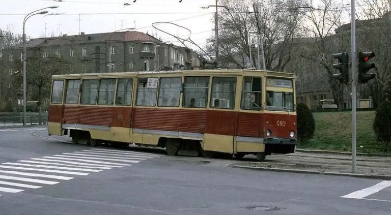 Երբ շուկան շուկա էր, «Վիլիս», «Մոսկվիչ» և «Վոլգա» մեքենաներ․ «Կվասի» տակառը իր տեղում