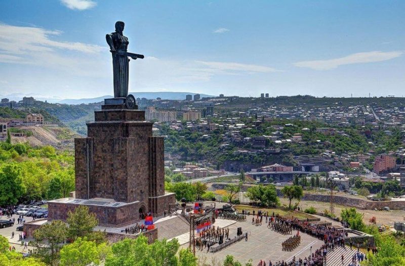  Ու հենց էսպես էլ տեղադրվում էր Մայր Հայաստան հուշարձանը․ հեղինակ՝ քանդակագործ Արա Հարությունյան